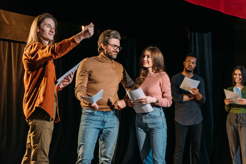 Tekst op de vloer  (1 á 2 lessen per klas, taal/ theater klassikaal)