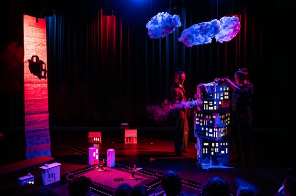 Beeldende miniatuurvoorstelling DAK